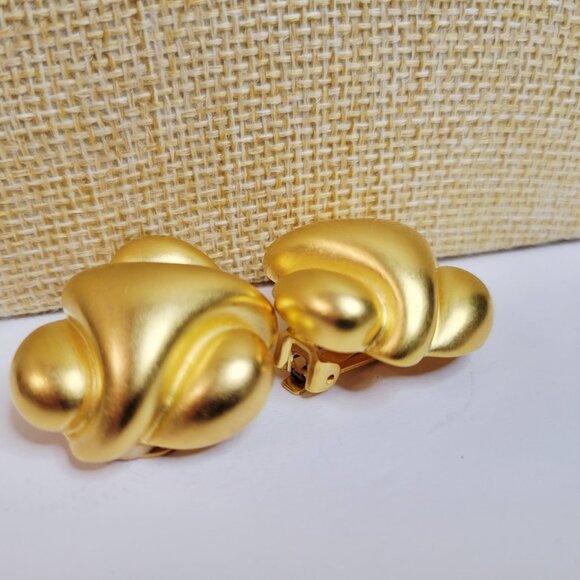 Vtg Kenneth Jay Lane Clip-on Earrings KJL Chunky Brushed Gold Tone - Picture 4 of 5